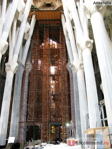 Внутри. Храм Святого Семейства. Temple Expiatori de la Sagrada Familia. Саграда Фамилия. Каталония. Барселона. Испания.