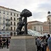 Символ города - медведица, вход в метро и Дом Почты