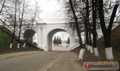 Подход к речному вокзалу в Ярославле. Виден подъем на верхнюю набережную