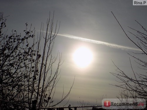 Фото сделано днем,при ярком свете,но на фото выглядит так,будто уже вечер