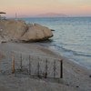 соседний пляж был заброшенным, там никто не купался
