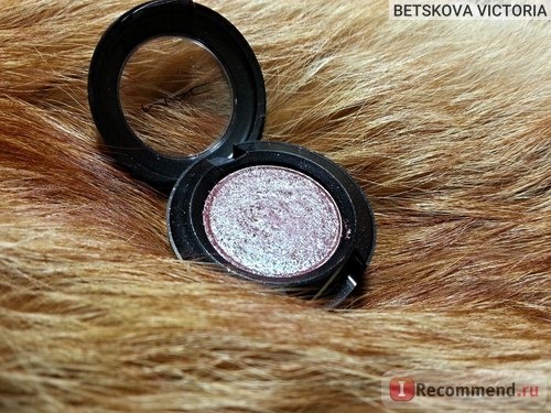 На свотчах и фото BOOM BOOM BOOM кажется коричневатым и голубоватым, но в жизни он напоминает крылья бабочки (лилово-сиреневый с изумрудными блёстками)