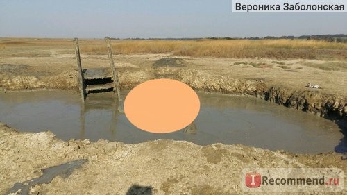 Один из кратеров грязевого вулкана 