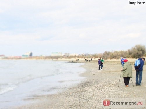 в солнечную погоду много людей прогуливается по берегу