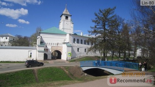 Вход в Спасо-Преображенский монастырь