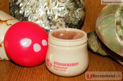 Скраб для лица TONY MOLY Magic Food Strawberry Mushrooms Sugar Scrab