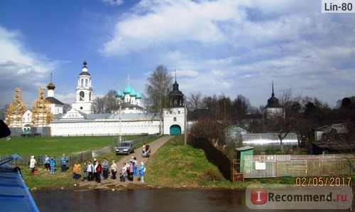 Толгский женский монастырь и ожидающие пассажиры